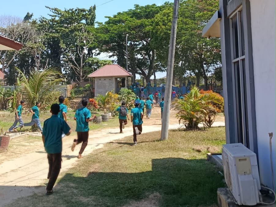 Sebelum Rusak Motor, Rombongan Pelajar Lain Konvoi di Depan SMKN 2 Kendari Sebelum Rusak Motor, Rombongan Pelajar Lain Konvoi di Depan SMKN 2 Kendari