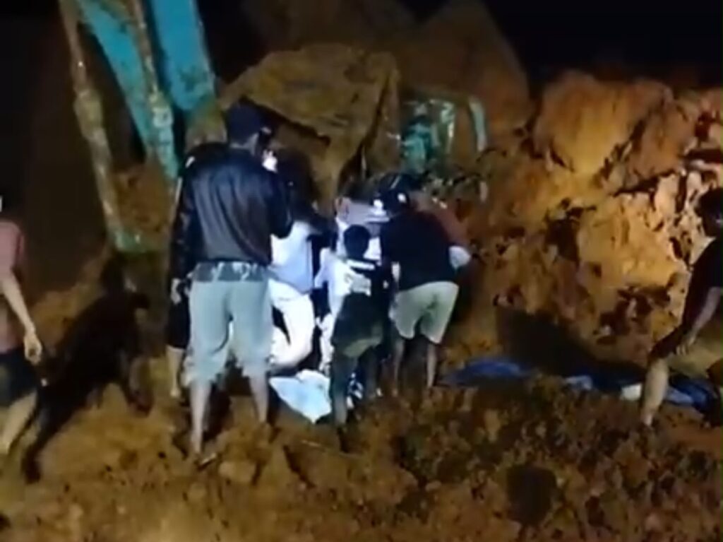 Proses evakuasi para pekerja tambang nikel di area Blok A, Desa Lameruru, Kecamatan Langgikima, Kabupaten Konawe Utara (Konut), Sulawesi Tenggara (Sultra).