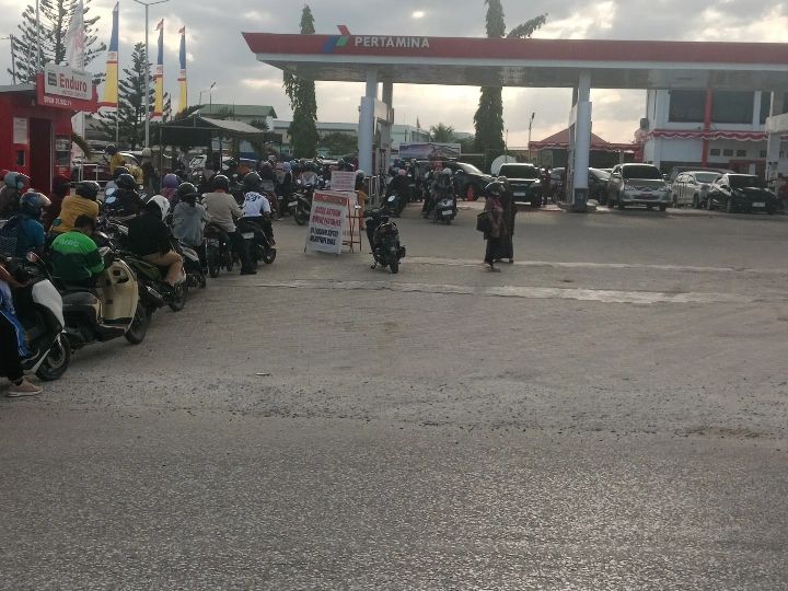 Selisih Harga Pertalite dan Pertamax Disebut Jadi Penyebab Antrean Panjang di SPBU Kendari Selisih Harga Pertalite dan Pertamax Disebut Jadi Penyebab Antrean Panjang di SPBU Kendari