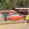 Ban Meletus, Toyota Yaris Tabrak Median Jalan di Konda Konsel