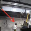Sambil Jongkok, Pemuda di Kendari Curi Helm Pelanggan Klinik
