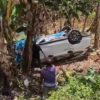 Kecelakaan di BWI Baubau, Mobil Putih Terbalik di Perkebunan Pisang