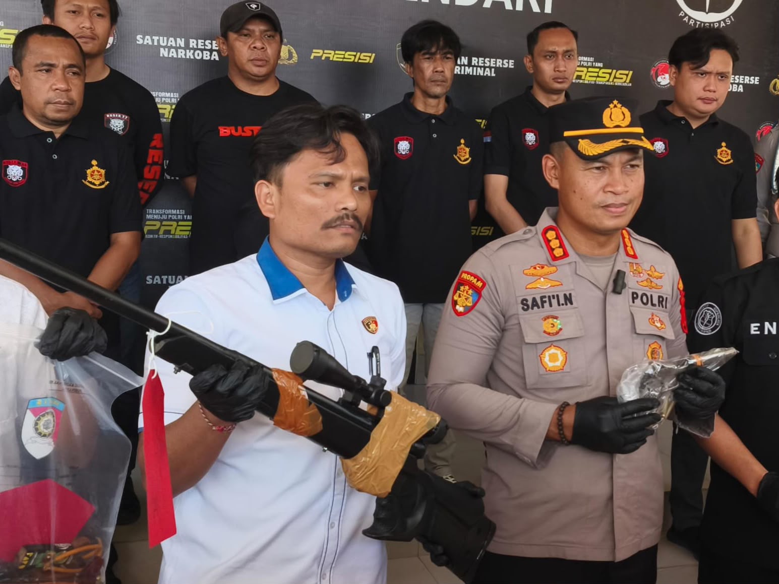 Upah Kurir Narkoba Tak Dibayar, Pria Kendari Bawa Senjata Api Rakitan untuk Balas Dendam Upah Kurir Narkoba Tak Dibayar, Pria Kendari Bawa Senjata Api Rakitan untuk Balas Dendam