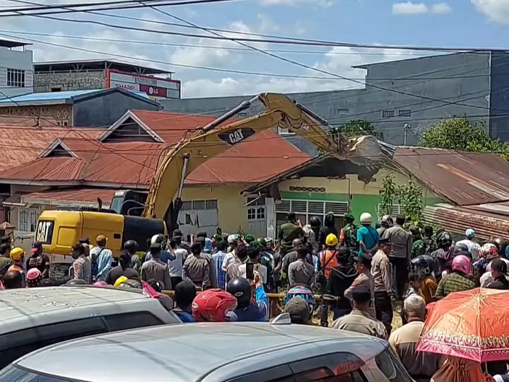 4 Rumah di Lanto Baubau Dibongkar saat Eksekusi Lahan, Sempat Terjadi Kericuhan 4 Rumah di Lanto Baubau Dibongkar saat Eksekusi Lahan, Sempat Terjadi Kericuhan