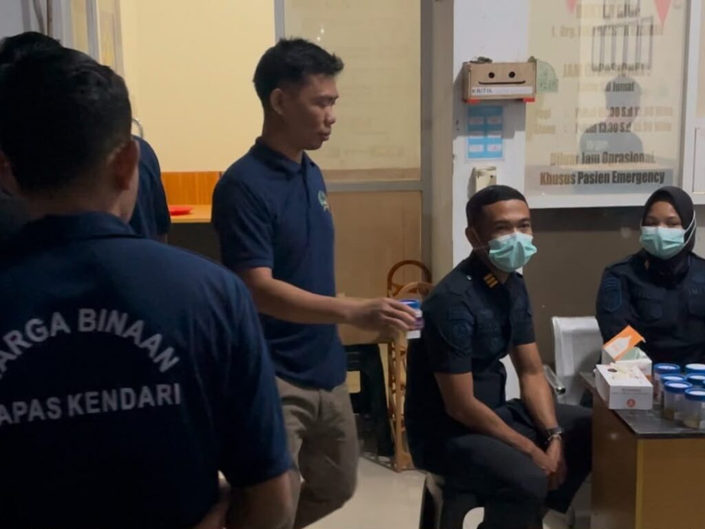 Tim gabungan saat melakukan pemeriksaan blok hunian dan melakukan tes urin terhadap warga binaan Lapas Kelas IIA Kendari.