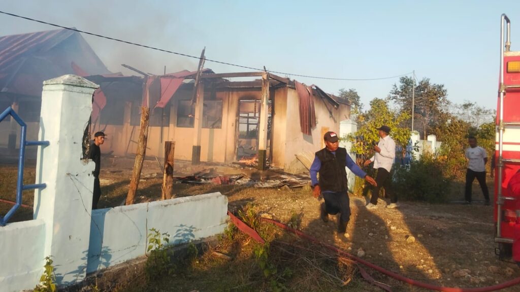 Petugas bersama warga memadamkan sisa-sisa api yang masih menyala dalam gedung Sekolah Menengah Kejuruan Negeri (SMKN) 2 Muna Barat (Mubar).