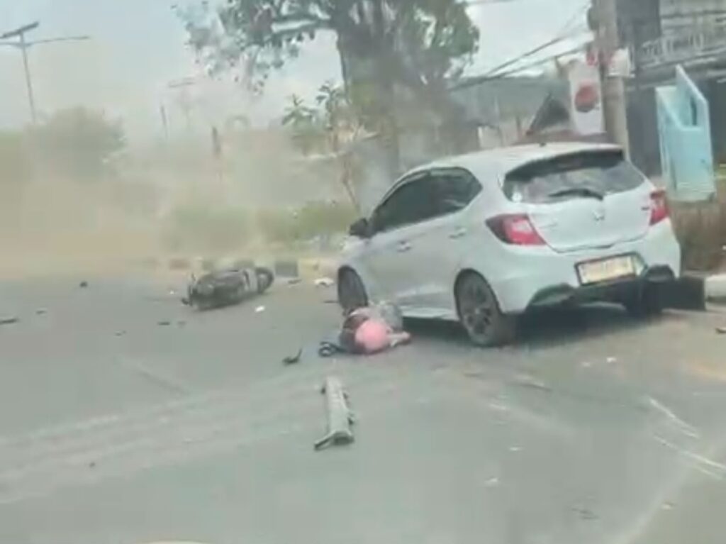 Kondisi Honda WR-V dan sepeda motor Honda Genio setelah terlibat kecelakaan di Jalan Pemuda, Kelurahan Laloeha, Kecamatan Kolaka, Kabupaten Kolaka, Sulawesi Tenggara (Sultra).