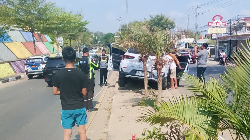 Honda WR-V Tabrak Motor yang Bonceng Istri dan Anak di Kolaka, 2 Orang Luka Honda WR-V Tabrak Motor yang Bonceng Istri dan Anak di Kolaka, 2 Orang Luka