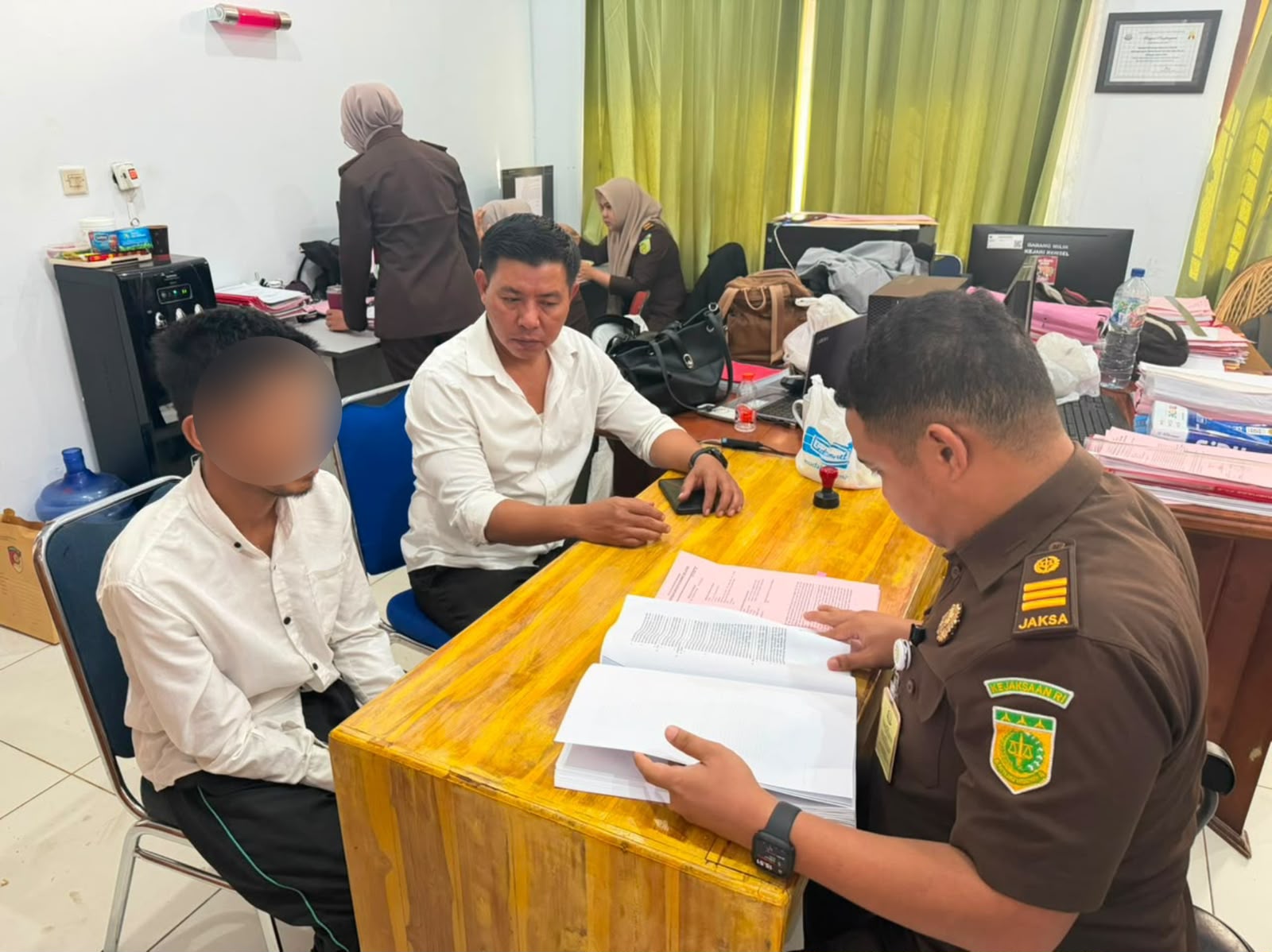 Babak Baru Kasus KDRT yang Tewaskan IRT di Konsel, Tersangka Kini Diserahkan ke Kejari Babak Baru Kasus KDRT yang Tewaskan IRT di Konsel, Tersangka Kini Diserahkan ke Kejari