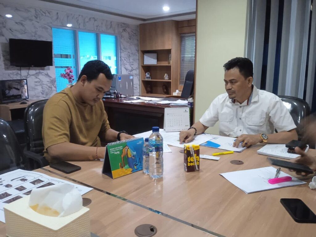Direktur CV Logam Sakti, Rinta Irvanda (baju cokelat), dan Direktur PT Adhi Prima Mandiri Persada, Arman (baju putih).