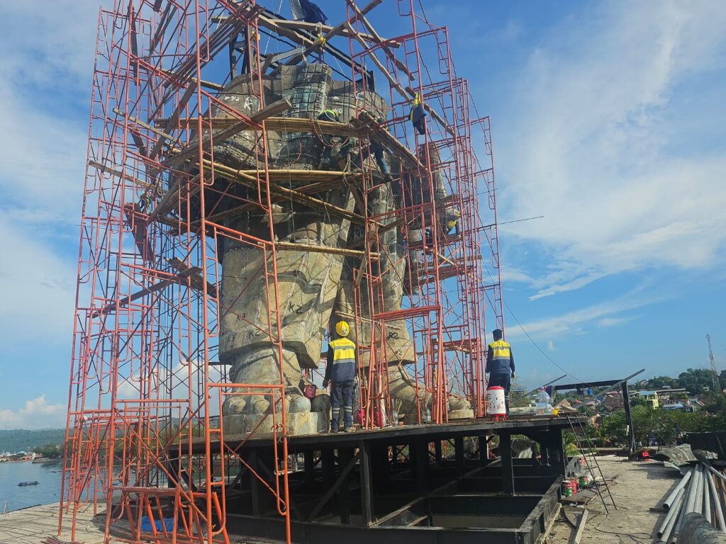 Tampak bangunan patung Oputa Yi Koo di Kota Baubau dalam masa pengerjaan konstruksi bangunan.