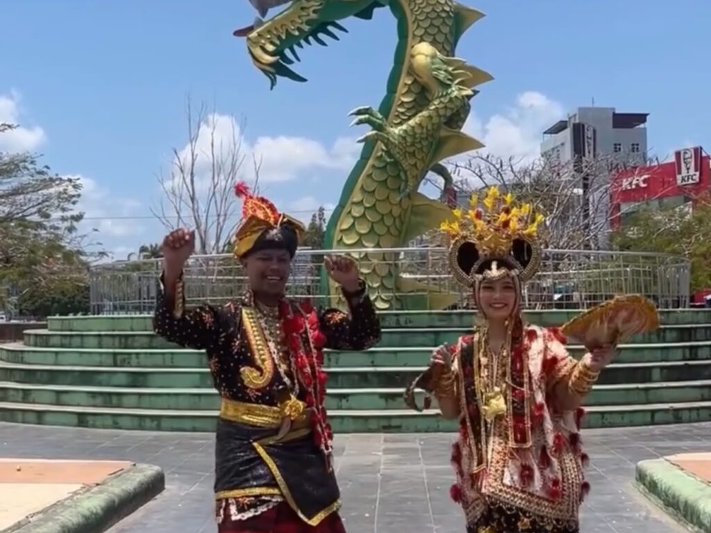 Komika sekaligus konten kreator, Salimuddin atau dikenal dengan nama Amal Buton, bersama calon istrinya, Ratmin saat foto prewedding di Kota Baubau.