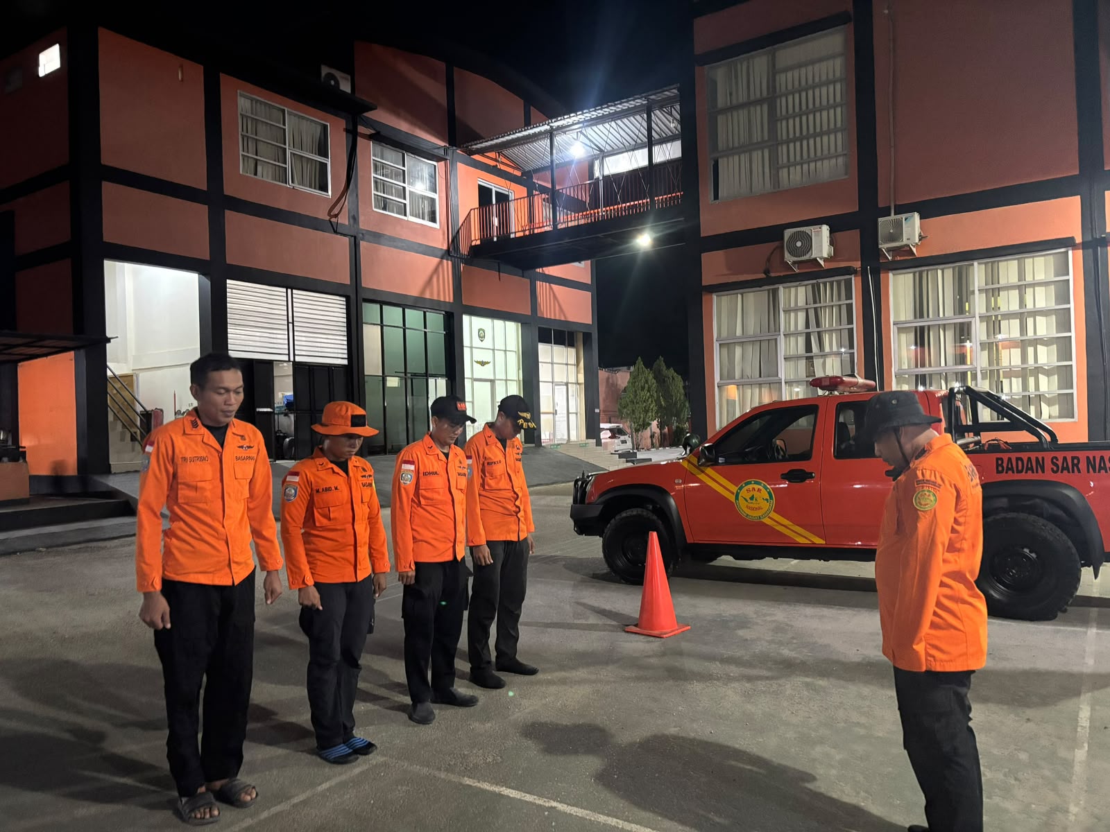 Kapal Rakyat Mati Mesin dan Kemasukan Air di Perairan Lapuko Konawe, Tim SAR Diterjunkan Kapal Rakyat Mati Mesin dan Kemasukan Air di Perairan Lapuko Konawe, Tim SAR Diterjunkan