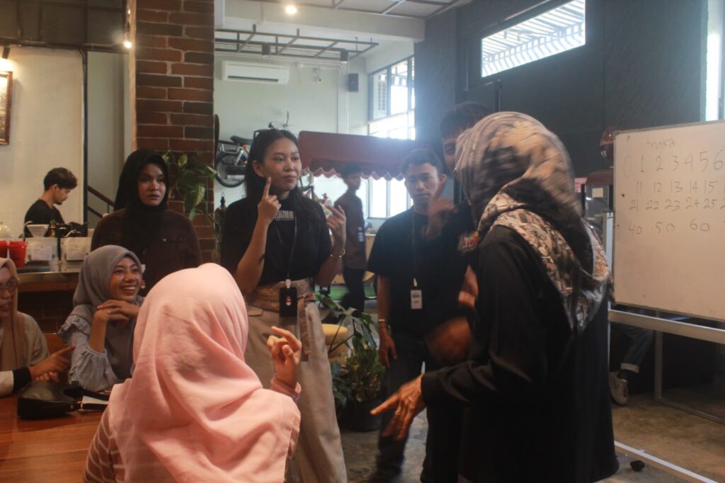 Pemaparan materi dalam kelas bahasa isyarat yang diselenggarakan Komunitas Isyarat Tanpa Syarat (ITS) Kendari.