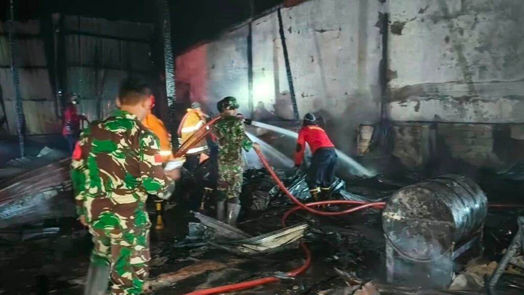 Pasca-kebakaran yang menghanguskan sejumlah kios, bengkel motor, dan ruko di Desa Puosu Jaya, Kecamatan Konda, Kabupaten Konawe Selatan (Konsel).