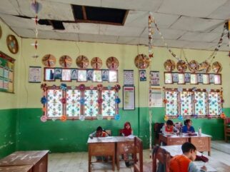Plafon SDN 5 Lasolo Konut Ambruk saat Belajar, Murid Nyaris Tertimpa
