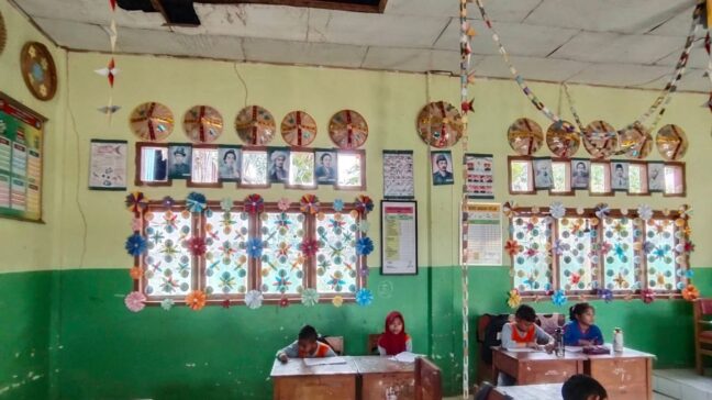 Plafon SDN 5 Lasolo Konut Ambruk saat Belajar, Murid Nyaris Tertimpa