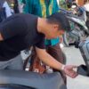 Guru SMKN 2 Kendari Periksa Barang Bawaan Siswa hendak Masuk Sekolah, Temukan Rokok