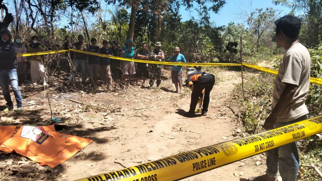 Personel kepolisian memasang garis polisi di lokasi penemuan jasad perempuan di Desa Roraya, Kecamatan Tinanggea, Kabupaten Konawe Selatan (Konsel).