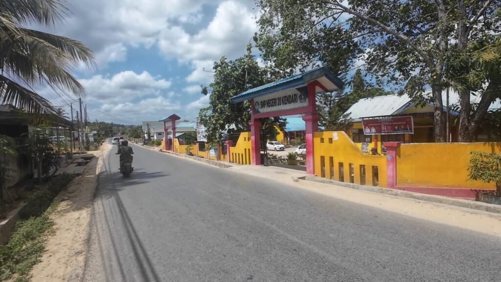 Jalan utama menuju SMPN 20 Kendari.