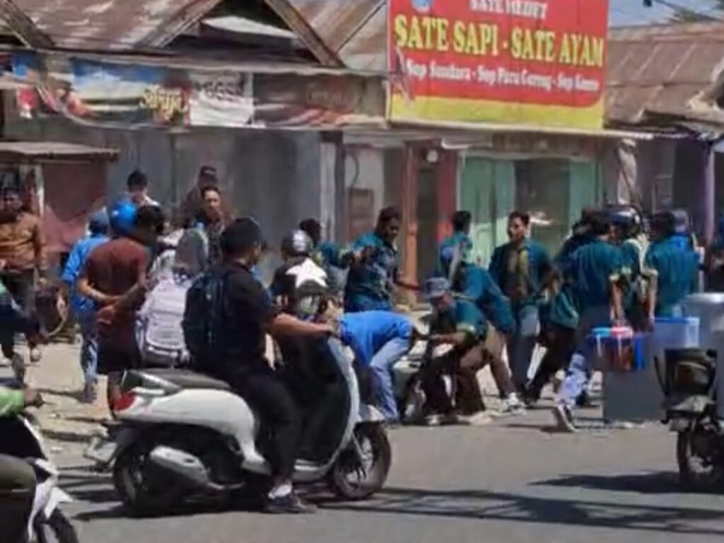 Puluhan pelajar SMKN 2 Kendari terekam kamera warga saat merusak kendaraan di sekitar Kopi Aceh, Jalan Saosao, Kelurahan Bende, Kecamatan Kadia, Kota Kendari.