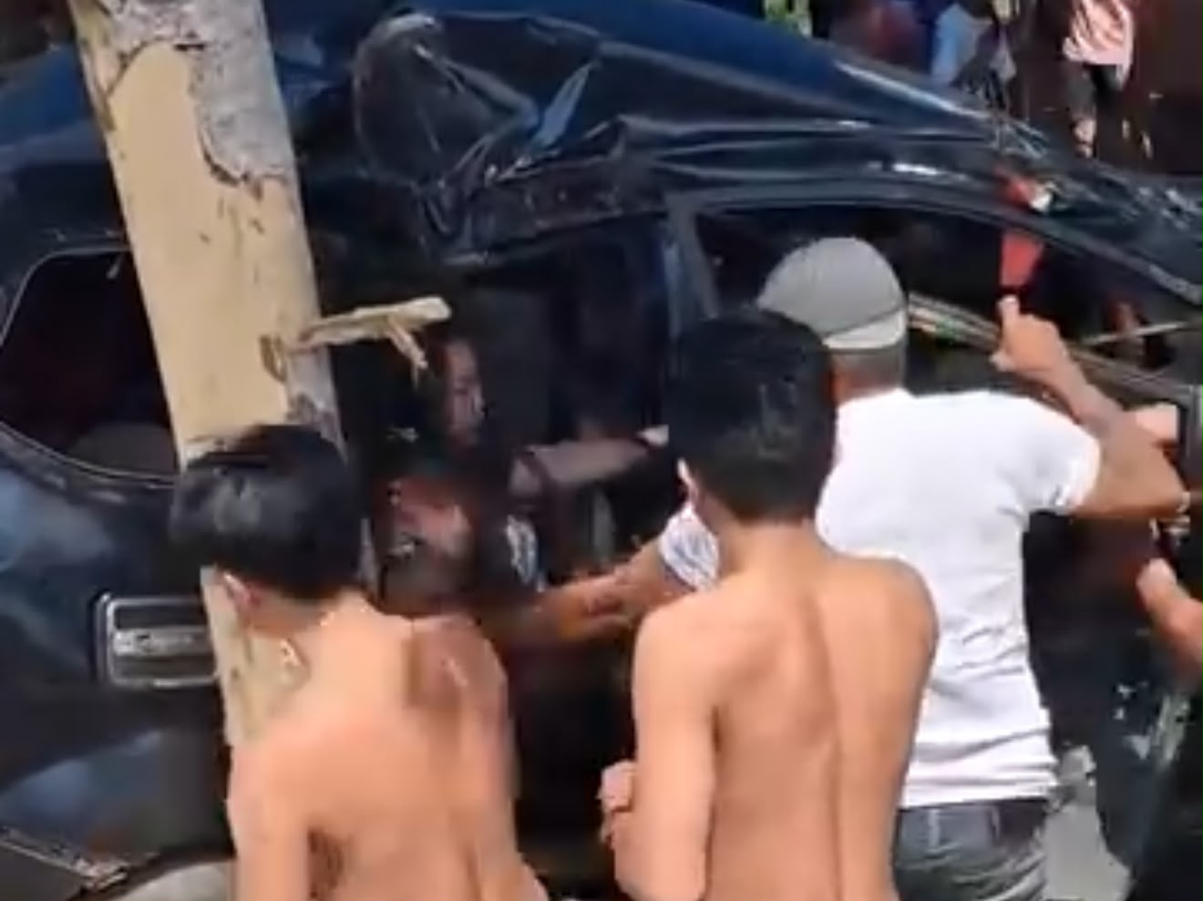 Avanza Ringsek di Wawotobi Konawe, Bocah Perempuan Bersimbah Darah dan Penumpang Terjepit Avanza Ringsek di Wawotobi Konawe, Bocah Perempuan Bersimbah Darah dan Penumpang Terjepit