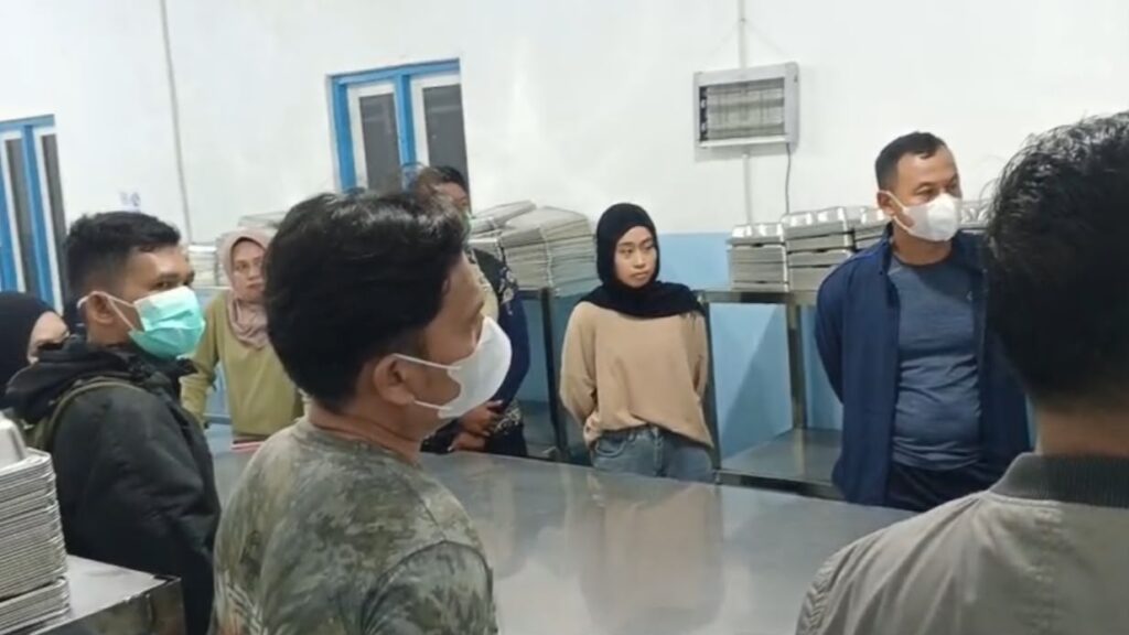 Polisi melakukan pengecekan di dapur SPPG Watubangga, Kelurahan Baruga, Kecamatan Baruga, Kota Kendari, terkait dugaan keracunan setelah sejumlah penerima manfaat mengonsumsi menu MBG.