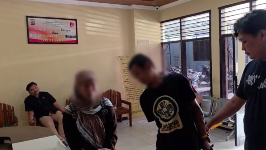 Polisi saat mempertemukan pelaku berinisial IQ (44) dan mantan istrinya SU (44) di Polresta Kendari.