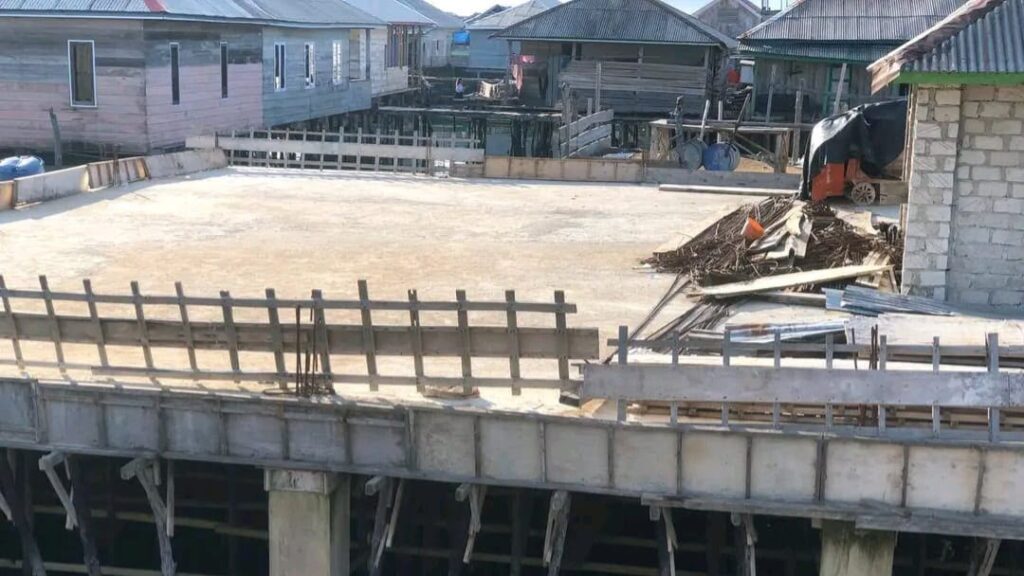 Fondasi bangunan gedung serbaguna Desa Tapitapi, Kecamatan Marobo, Kabupaten Muna, Sulawesi Tenggara (Sultra).