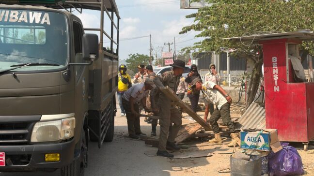 Satpol PP Kendari Lanjutkan Penertiban Lapak Pengecer BBM di Sekitar SPBU