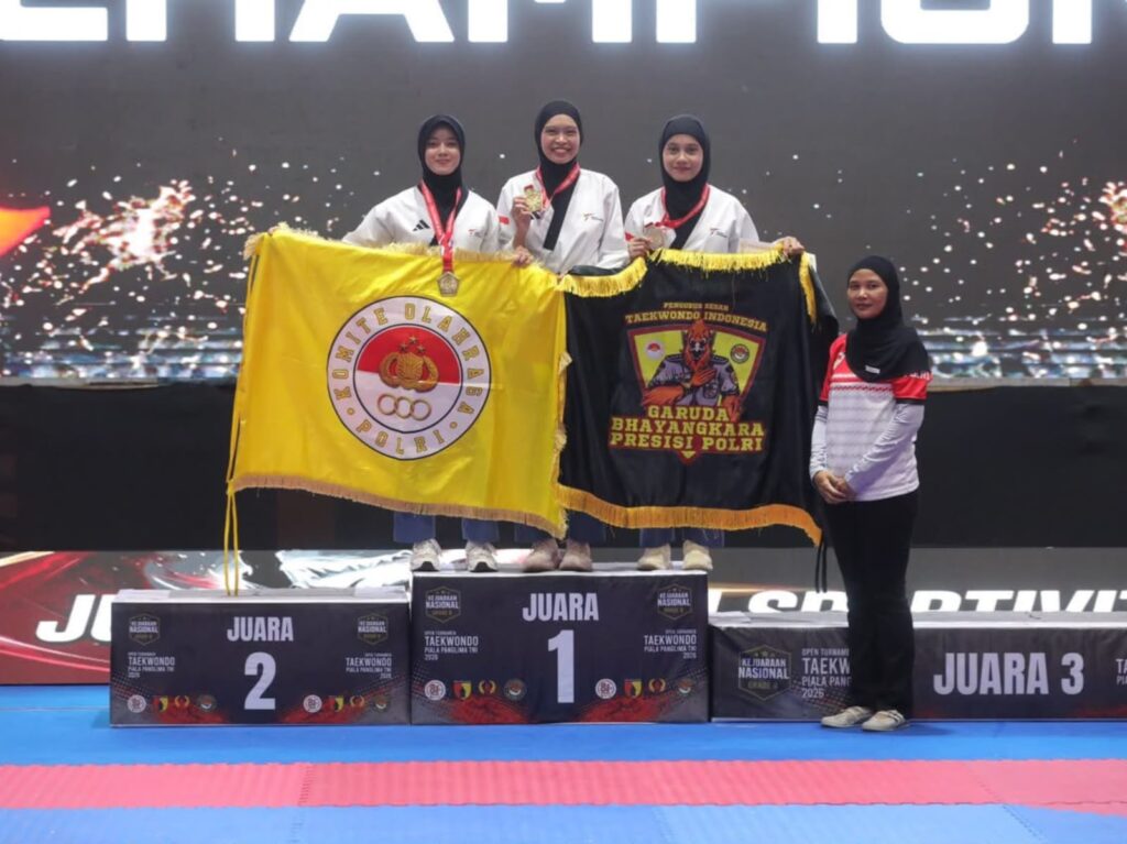 Briptu Risky Irma Suryani (kiri) saat podium juara pada Kejuaraan Taekwondo Piala Panglima TNI 2026.