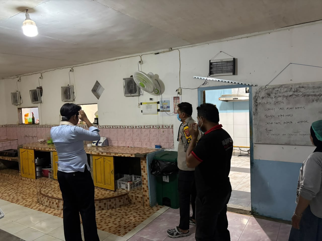 Pastikan Program MBG Berjalan Lancar, Polisi Cek Langsung SPPG di Kabaena Timur Bombana Pastikan Program MBG Berjalan Lancar, Polisi Cek Langsung SPPG di Kabaena Timur Bombana