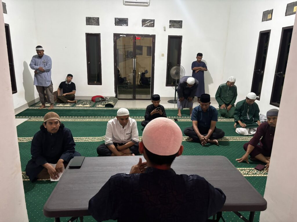 Sejumlah personel Polres Kolaka Timur (Koltim) bersama masyarakat mengikuti kajian agama rutin di Masjid Al-Qodri Polres Koltim.