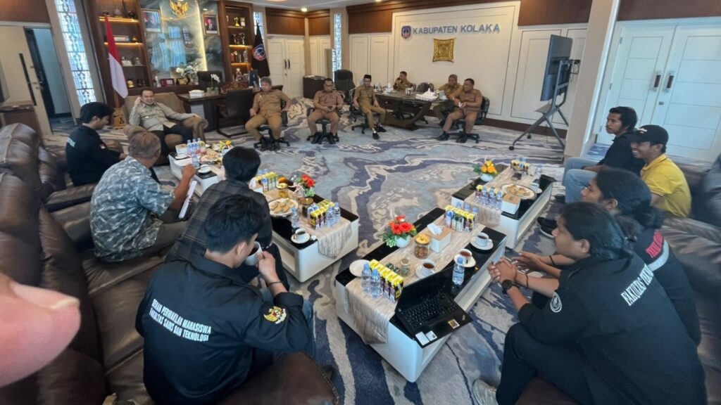 Pertemuan petani Desa Lamedai, Kecamanan Tanggetada, bersama Aliansi Badan Eksekutif Mahasiswa (BEM) Fakultas Sains dan Teknologi (FST) Universitas Sembilanbelas November (USN) dengan pemerintah daerah di Kantor Bupati Kolaka.