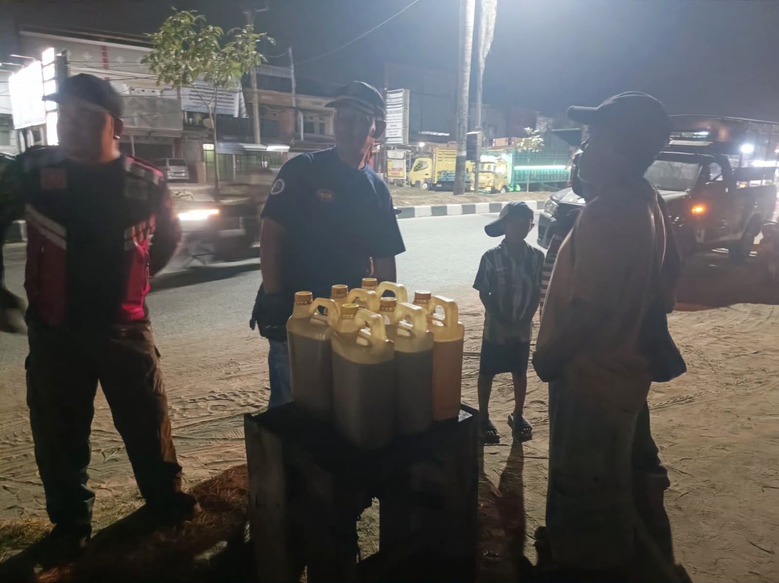 Muncul Lagi, Satpol PP Kendari Kembali Tertibkan Pedagang BBM Ecer di Kawasan SPBU Anduonohu Muncul Lagi, Satpol PP Kendari Kembali Tertibkan Pedagang BBM Ecer di Kawasan SPBU Anduonohu