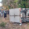 Hindari Motor, Pikap Hilang Kendali hingga Tabrak Mobil Parkir di Muna