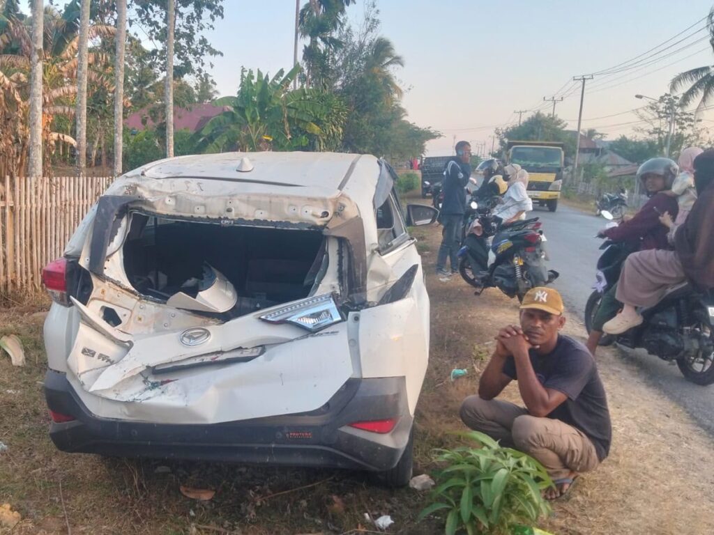 Mobil Daihatsu Terios yang terparkir di bahu jalan usai tertabrak pikap Gran Max di Desa Kontumere, Kecamatan Kabawo, Kabupaten Muna, Sulawesi Tenggara (Sultra).