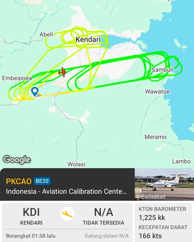 Pesawat kalibrasi jenis Beech King Air B200GT dengan nomor registrasi PK-CAO terlihat melakukan sejumlah lintasan di wilayah udara Kota Kendari saat menjalani pemeriksaan fasilitas navigasi penerbangan.
