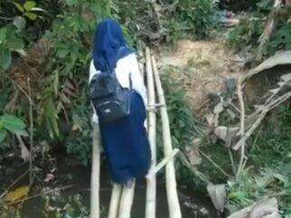 Jembatan Bambu Menuju SMPN 20 Kendari Tak Layak Dilalui, Pernah Sebabkan Siswa Jatuh