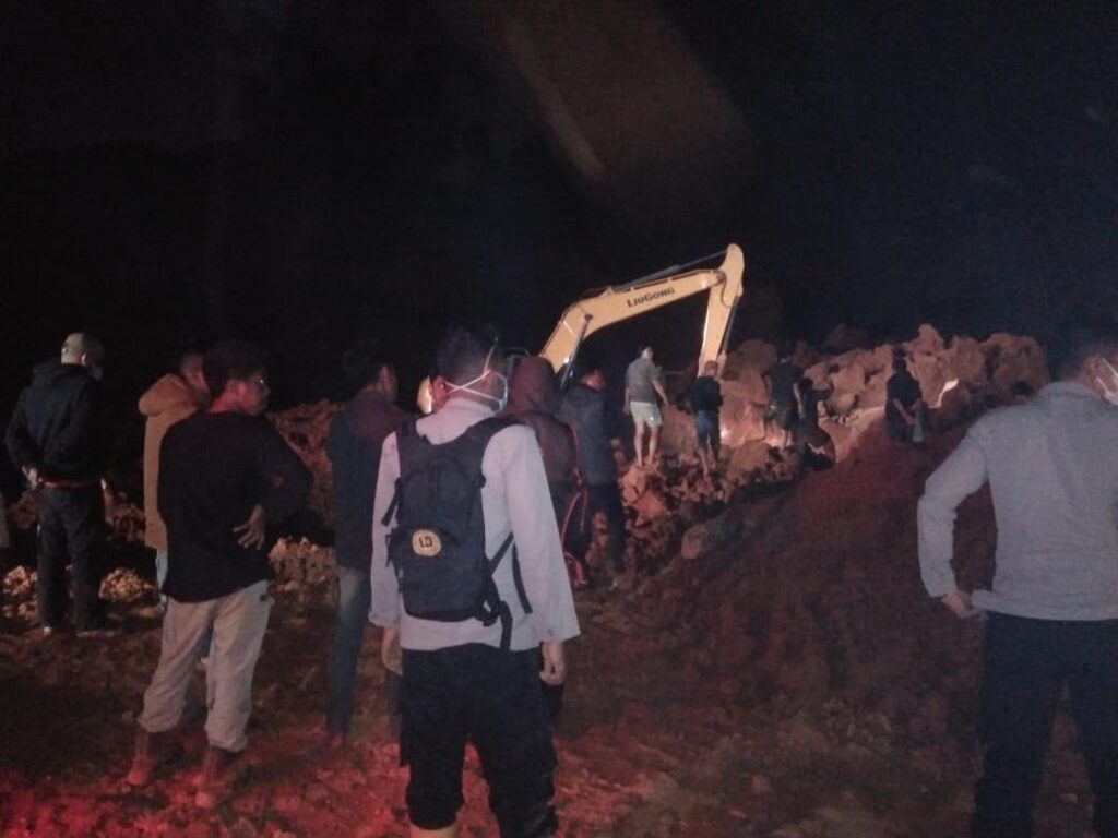Proses evakuasi para pekerja tambang nikel di area Blok A, Desa Lameruru, Kecamatan Langgikima, Kabupaten Konawe Utara (Konut), Sulawesi Tenggara (Sultra), yang terimbun longsor.