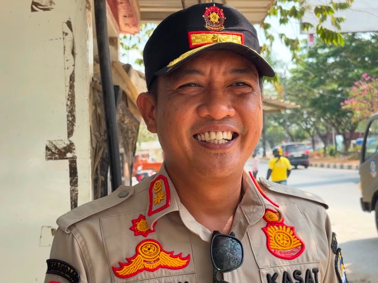 Satpol PP Kendari Minta Warga Bantu Awasi Antrean dan Laporkan Operator SPBU Nakal Satpol PP Kendari Minta Warga Bantu Awasi Antrean dan Laporkan Operator SPBU Nakal