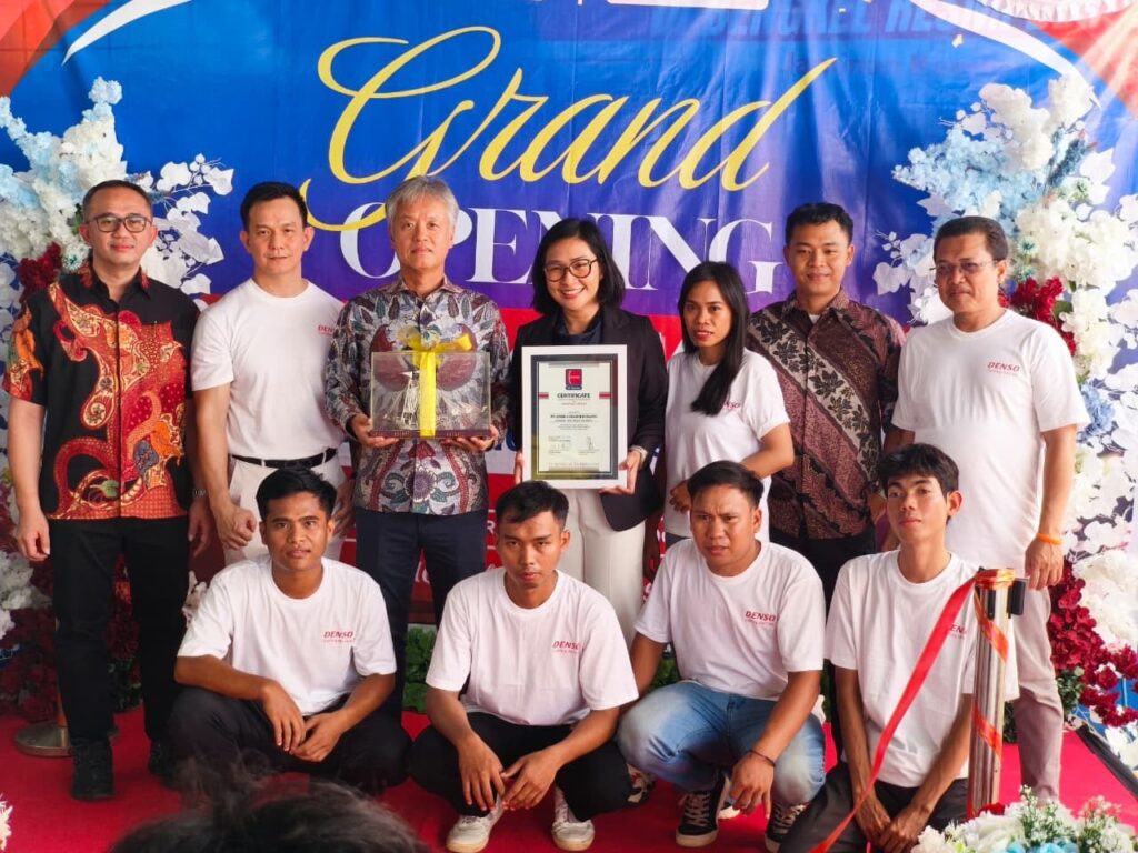 Tim Oasis AC Mobil bersama Speech From PT Denso Sales Indonesia, Yuichi Kaneko (ketiga dari kiri) saat grand opening di Jalan M. T. Haryono, Kelurahan Lalolara, Kecamatan Kambu, Kota Kendari.