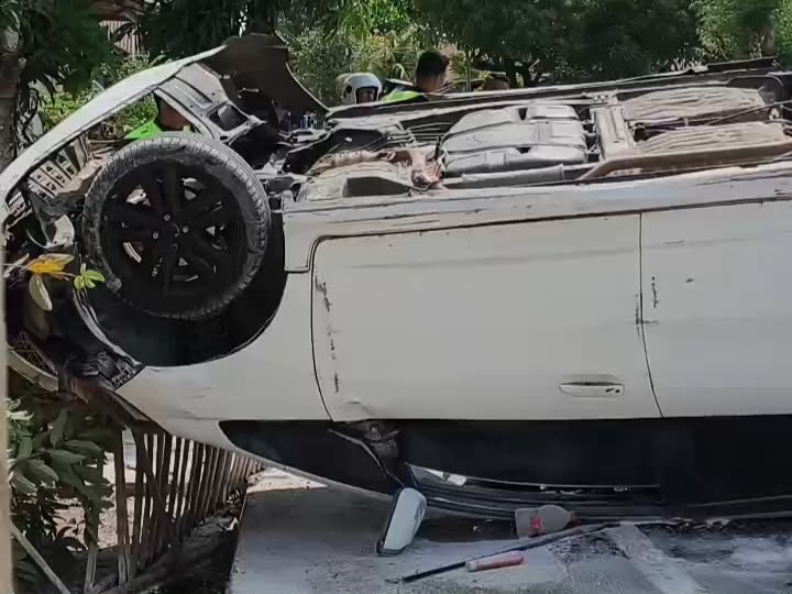 Kondisi mobil Honda yang dikemudikan Jufrin (60) saat terbalik di Jalan Gajah Mada, Kelurahan Lipu, Kecamatan Betoambari, Kota Baubau.