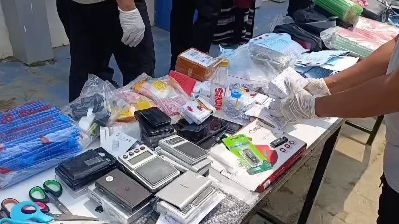 Sejumlah barang bukti berupa telepon genggam, timbangan digital, dan barang lainnya diperlihatkan saat pemusnahan barang bukti Kejari Kendari.