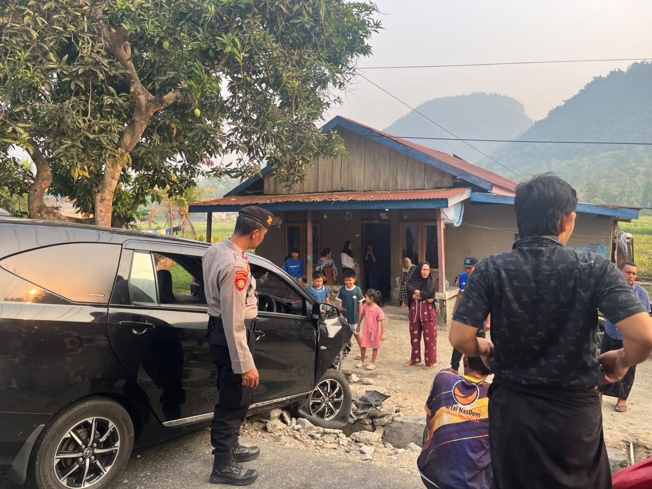 Diduga Pengemudi Mengantuk Berat, Mobil Calya Tabrak Gorong-Gorong di Kolut Diduga Pengemudi Mengantuk Berat, Mobil Calya Tabrak Gorong-Gorong di Kolut