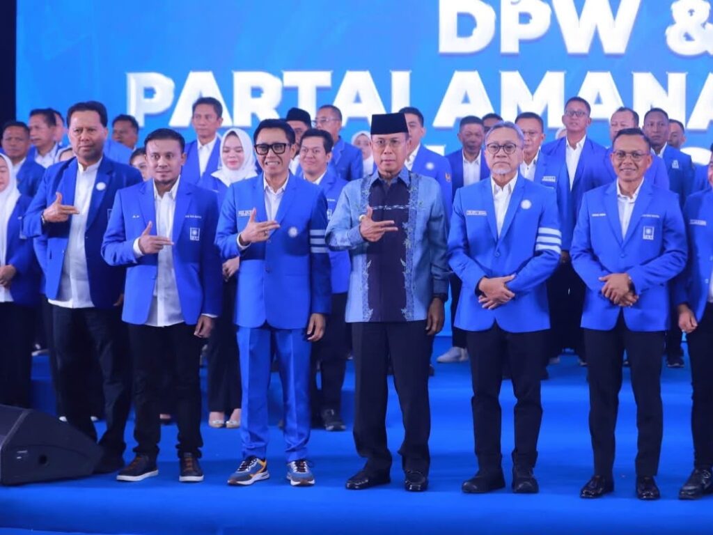 Foto bersama acara Pelantikan Pengurus Dewan Pimpinan Wilayah (DPW) dan Dewan Pimpinan Daerah (DPD) PAN se-Sultra periode 2024 - 2029 di Claro Hotel Kendari.