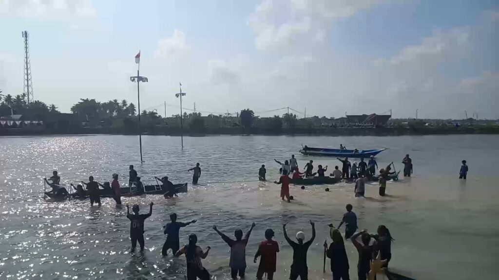 Tarik tambang di atas perahu yang digelar di kawasan Maritim Center, Kecamatan Wangiwangi, Kabupaten Wakatobi untuk menyemarakan Wakatobi WAVE 2026.