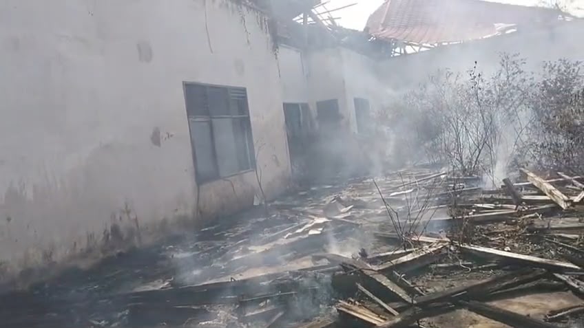 Tumpukan kayu masih berasap pada gedung terbengkelai Balai Latihan Kerja (BLK) di Desa Tondasi, Kecamatan Tiworo Utara, Kabupaten Muna Barat (Mubar, Sulawesi Tenggara (Sultra), sebelum api kembali membakar gedung.