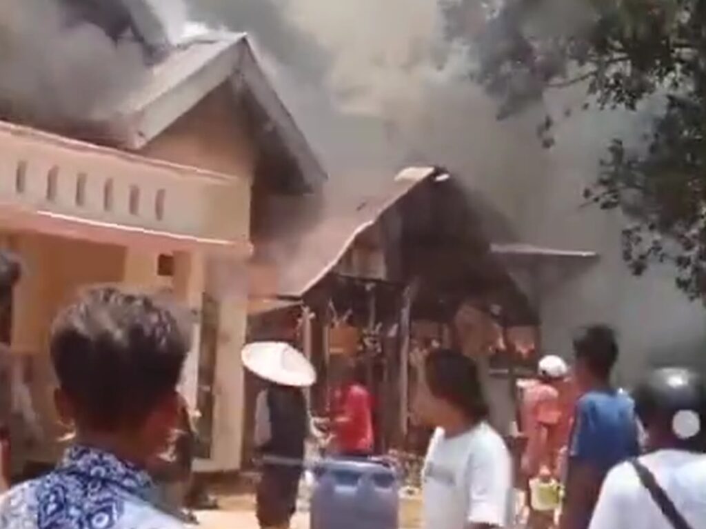 Tiga unit rumah di Kelurahan Wundulako, Kecamatan Wundulako, Kabupaten Kolaka, Sulawesi Tenggara (Sultra), terbakar.