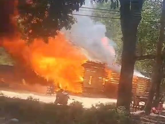 Rumah Warga di Tinanggea Konsel Terbakar Diduga Korsleting Listrik, Kerugian Ditaksir Rp100 Juta Rumah Warga di Tinanggea Konsel Terbakar Diduga Korsleting Listrik, Kerugian Ditaksir Rp100 Juta